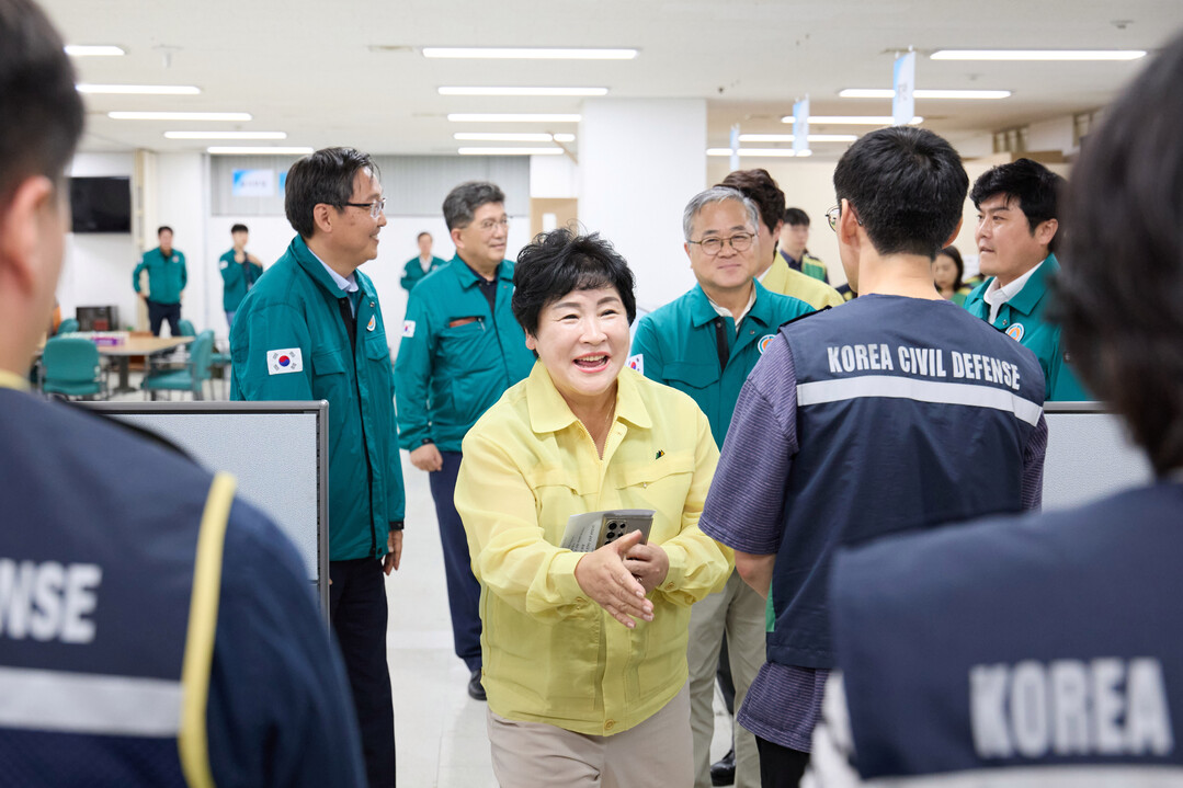 장정순 의장이 용인시청 을지연습장에서 관계자들과 인사를 하고 있다.