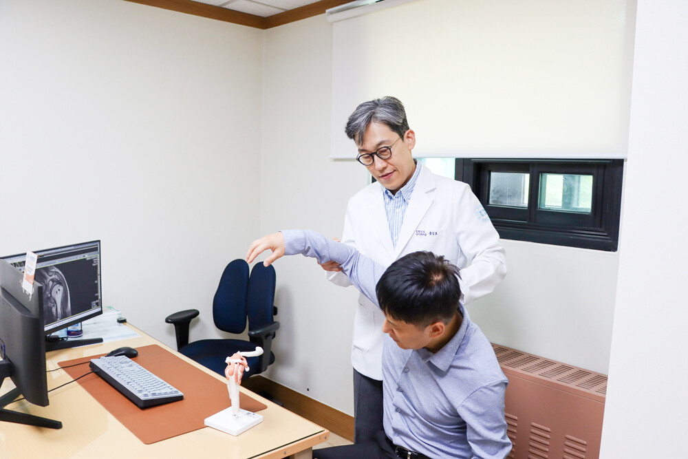 “오십견인 줄 알았는데...석회성건염” 어깨 통증, 정확한 원인 파악 우선