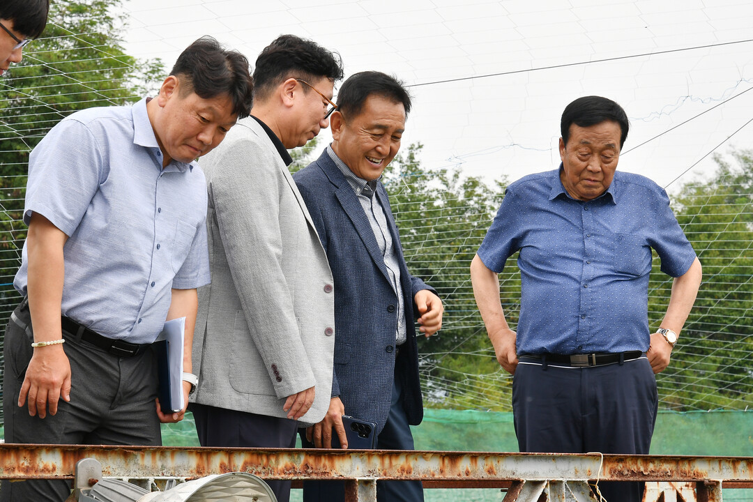 김세훈 화천군수(오른쪽에서 두번째)가 19일 춘천시 소재 산천어 양식장을 방문해 내년 1월 개최 예정인 2027 화천산천어축제에 사용될 산천어의 양식상황을 점검했다.(화천군청 제공)

 