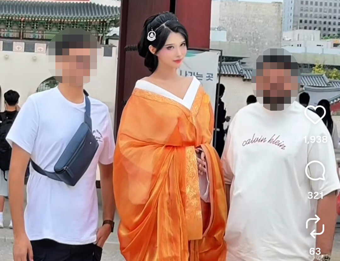 최근 중국 인플루언서가 경복궁에서 외국인 관광객들과 사진 촬영하는 모습. 서경덕 교수팀 제공