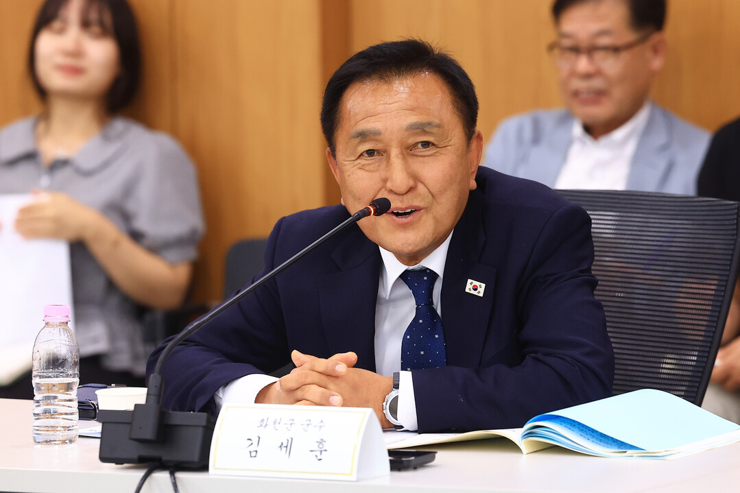 김세훈 화천군수가 지난 20일 세종시 농림축산식품부에서 열린 농어촌 기본소득 시범 사업 간담회에서 화천군의 운영 계획을 소개하고 있다(화천군청 제공)