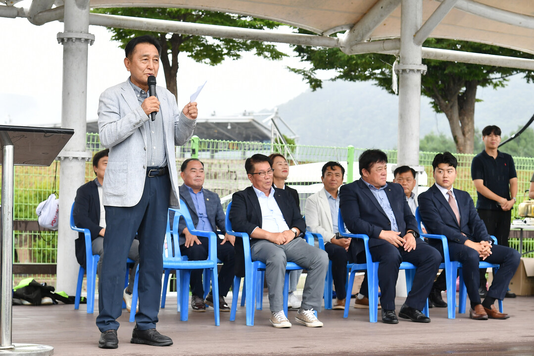 김세훈 화천군수가 제7회 화천군협회장기 족구대회에서 인사말을 하고 있다(화천군청 제공)