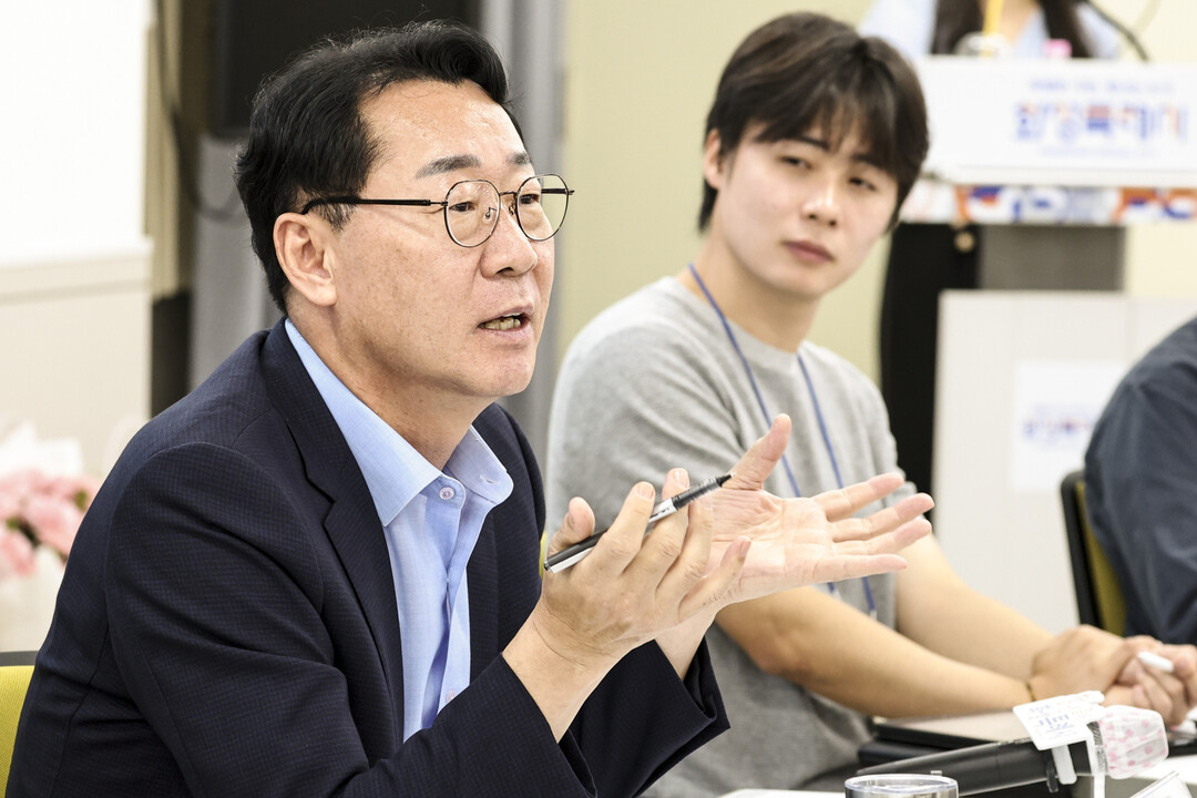 정명근 화성특례시장이 청년들과 소통하며 청년이 체감할 수 있는 정책 추진 방향에 대해 이야기하고 있다. 화성시 제공