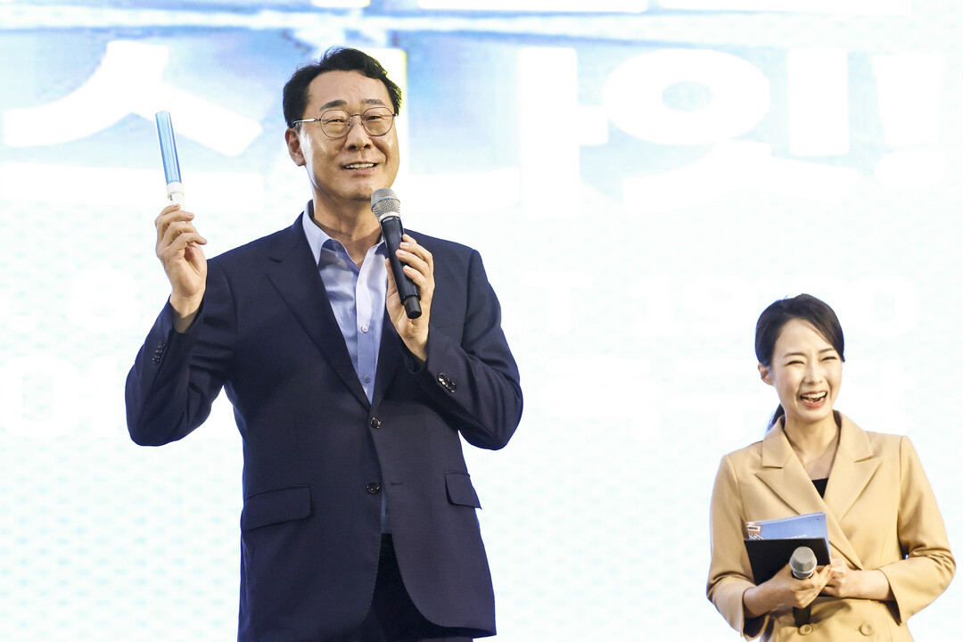 정명근 화성특례시장이 동탄 여울공원에서 열린 리와인드 댄스 나잇!에서 시민들에게 인사말을 하고 있다. 화성시 제공