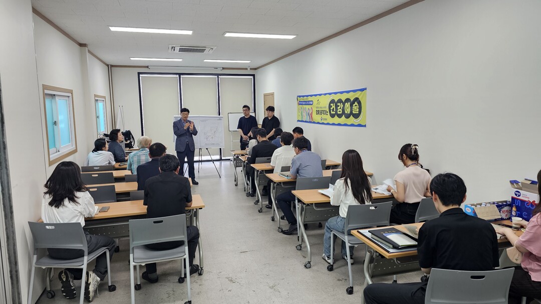 용인특례시는 주거환경개선사업 정비계획안에 주민 의견을 반영하기 위해 주민간담회를 진행했다. 마북1구역 간담회 모습. 용인시 제공