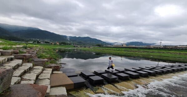 2022년 9월 3일 경남 산청군 시천면 천평리 보에서 바라본 지리산 덕산댐 후보지로 2021년에 거론됐던 덕천강 상류지역 전경, 한 주민이 친환경 보행자용 다리를 때마침 지나가고 있다. 이곳에서 물길이 두 갈래로 갈린다. 왼쪽 강을 따라 올라가면 지리산 천왕봉행 최단코스인 중산리 법계사계곡 및 거림계곡이 나온다. 오른쪽 강을 거슬러 올라가면 평촌리 대원사 계곡으로 향한다. 전상후 기자


출처 : 로컬세계(https://www.localsegye.co.kr)