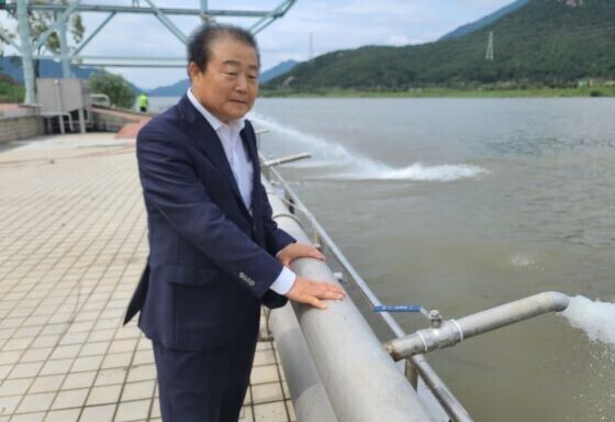 지난 2022년 9월 15일 오전 낙동강 하류에 위치한 부산시의 상수원수 취수지점인 매리취수장(김해시 상동면 소재)을 찾아 취수구 주변으로 몰려드는 녹조를 희석하기 위해 끊임없이 물을 뿌려대는 살수작업 장면을 착잡한 표정으로 지켜보는 양재생 은산해운항공그룹 회장. 전상후 기자