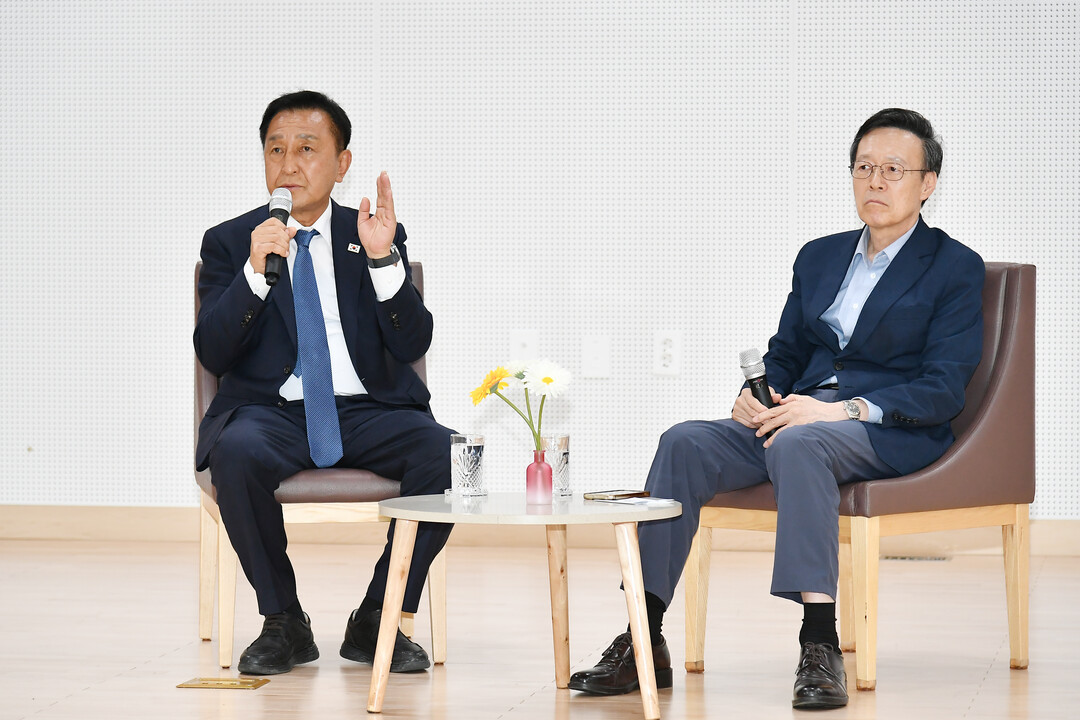 김세훈 화천군수(왼쪽)가 시사평론가로 활동 중인 최창렬 용인대 교수의 &lsquo;찾아가는 인문학 강연&rsquo; 후 &lsquo;상생화천&rsquo;을 주제로 군민들과 소통하고 있다.(화천군청 제공)