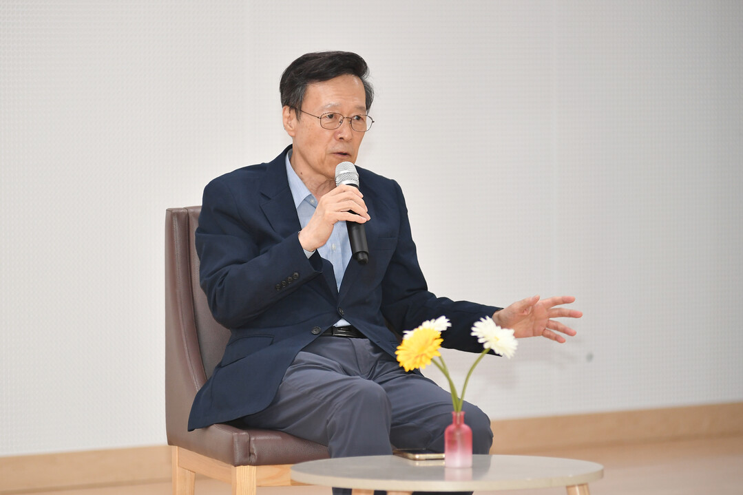 24일 오후 화천커뮤니티센터에서 시사평론가로 활동 중인 최창렬 용인대 교수를 초청해 &lsquo;찾아가는 인문학 강연&rsquo;을 진행하고 있다. (화천군청 제공)
