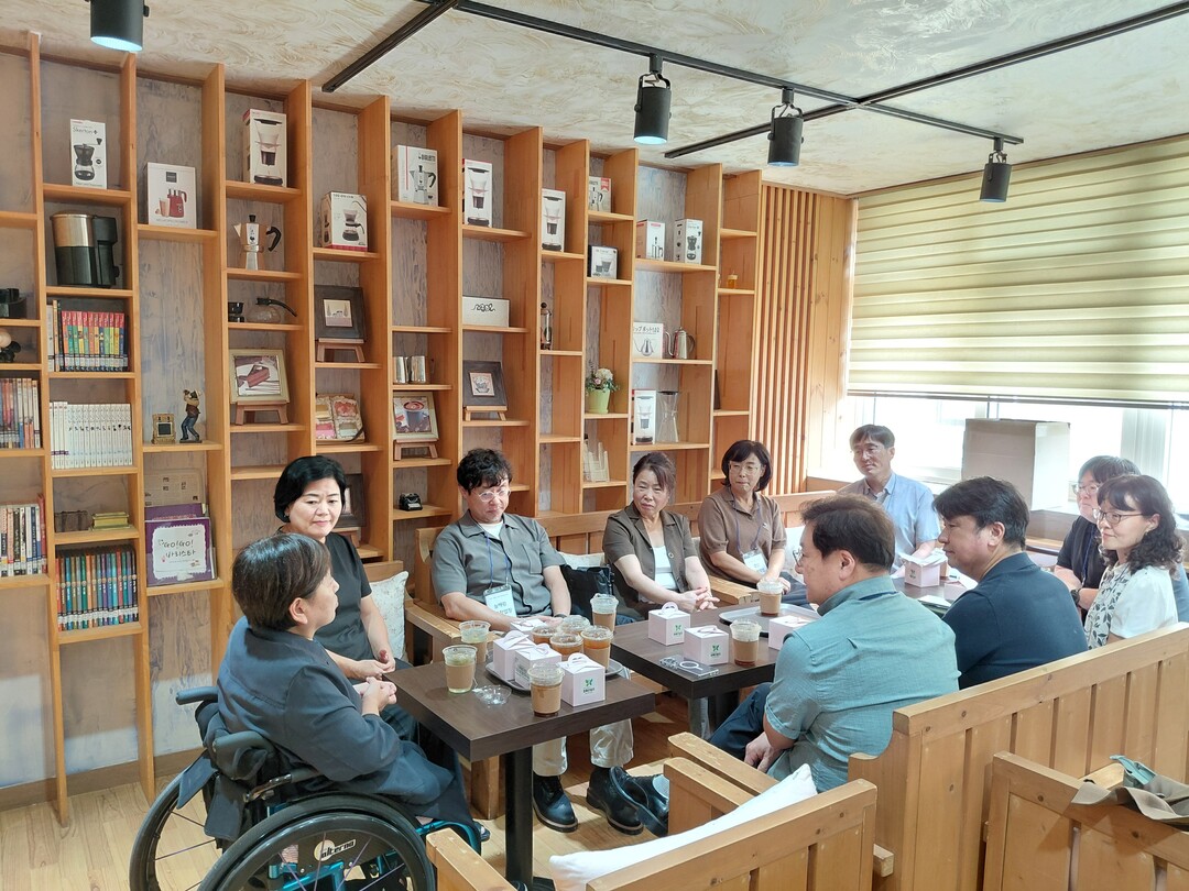 24일 춘천동원학교에서 강원특별자치도 장애인직업재활시설협회 춘천시지부 관계자들과 정책간담회를 갖고 도내 장애인직업재활시설의 운영 현황과 현장에서 제기되는 애로사항, 정책 지원과제를 논의했다.(강원도의회 제공)