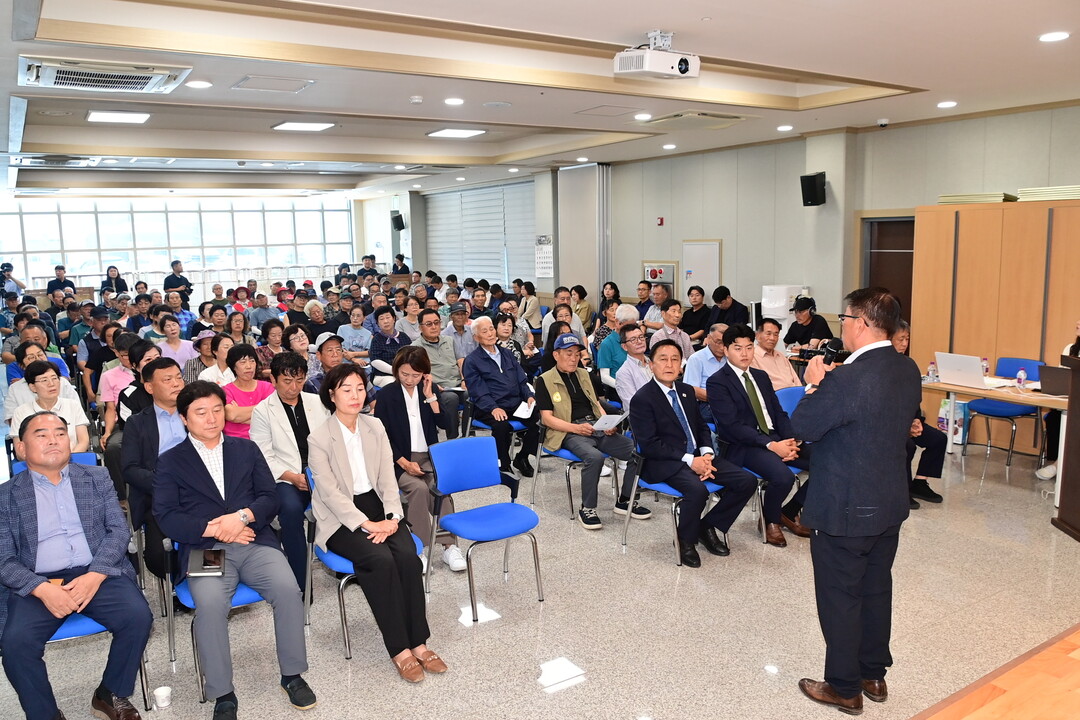  조웅희 군의장이 2027년도 예산편성을 위한 간동면 주민설명회에 참석해 인사말을 하고 있다(화천군의회 제공)