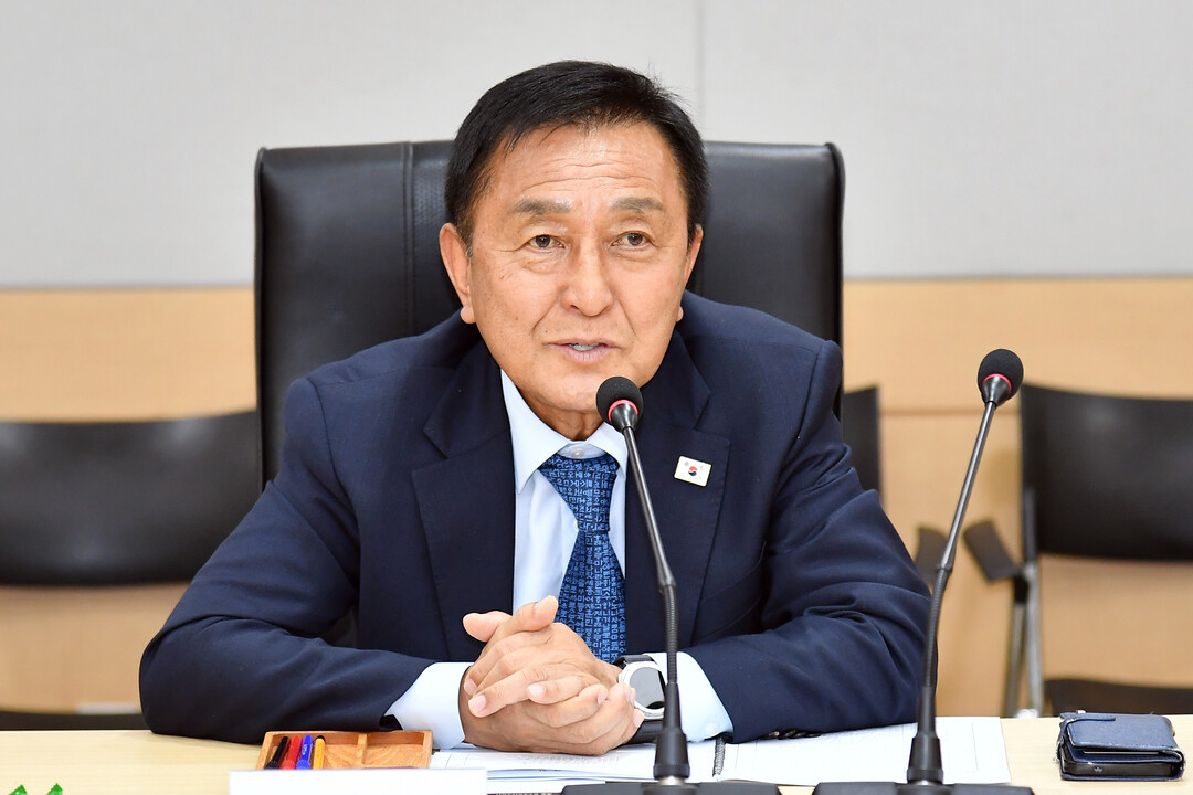 김세훈 군수가 화천군 여성 명예읍면장 위촉식 및 간담회에서 인사말을 하고 있다(화천군청 제공)