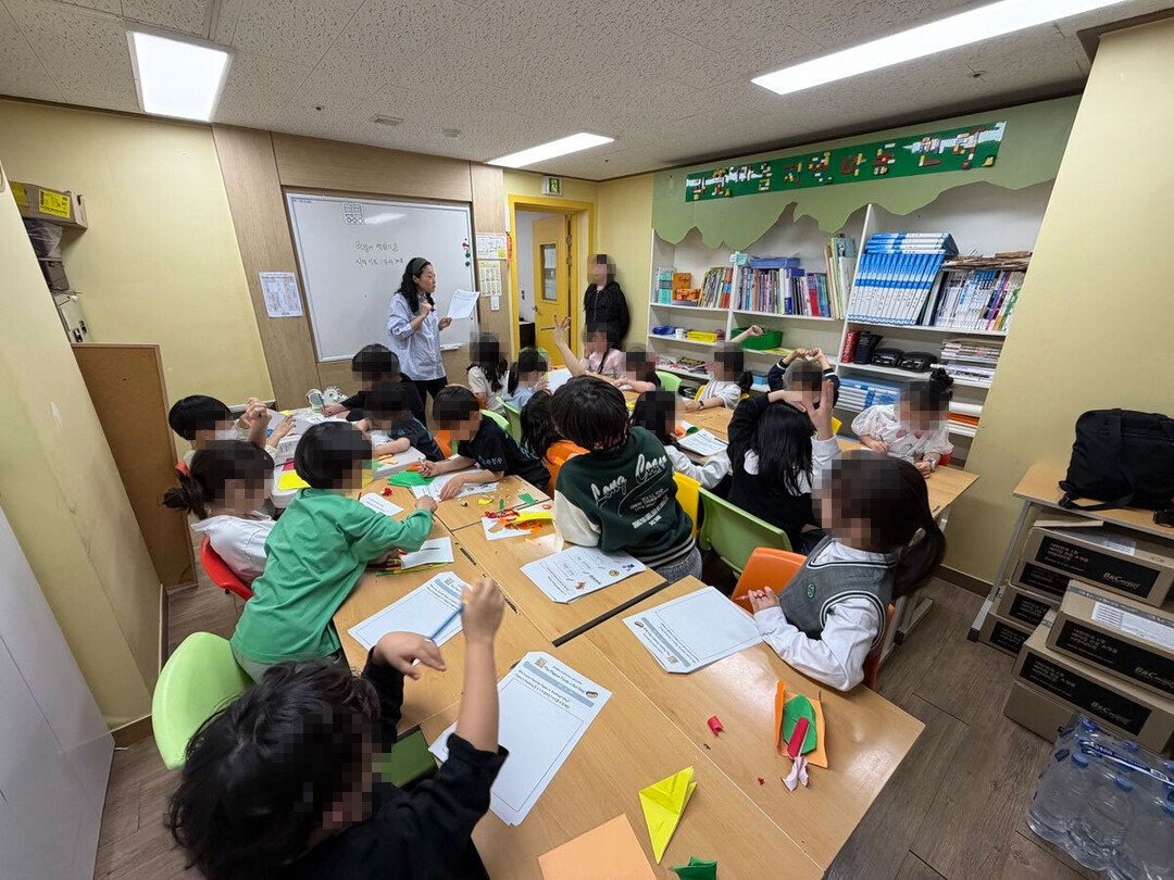시민 독서활동가 16명, 지역아동센터서 영어그림책 수업 16회 진행&hellip;아동 264명 참여. 용인시 제공 