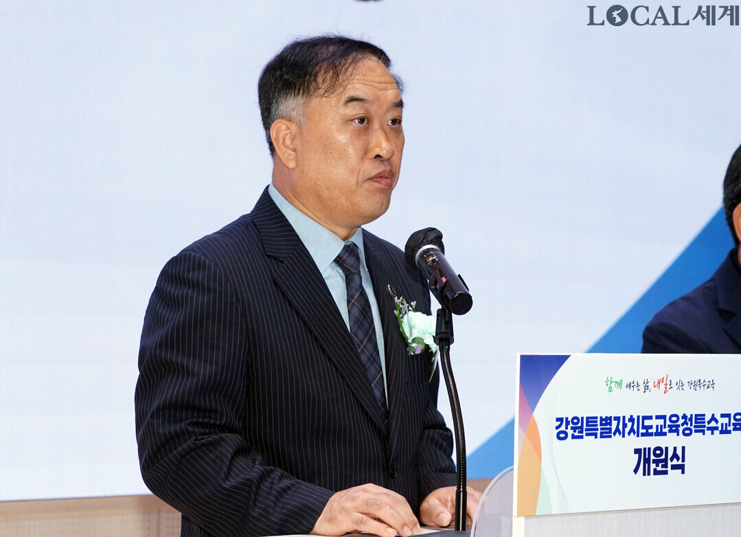 김희경 원장이 26일 강원특별자치도교육청 특수교육원 개원식에서 환영사를 하고 있다