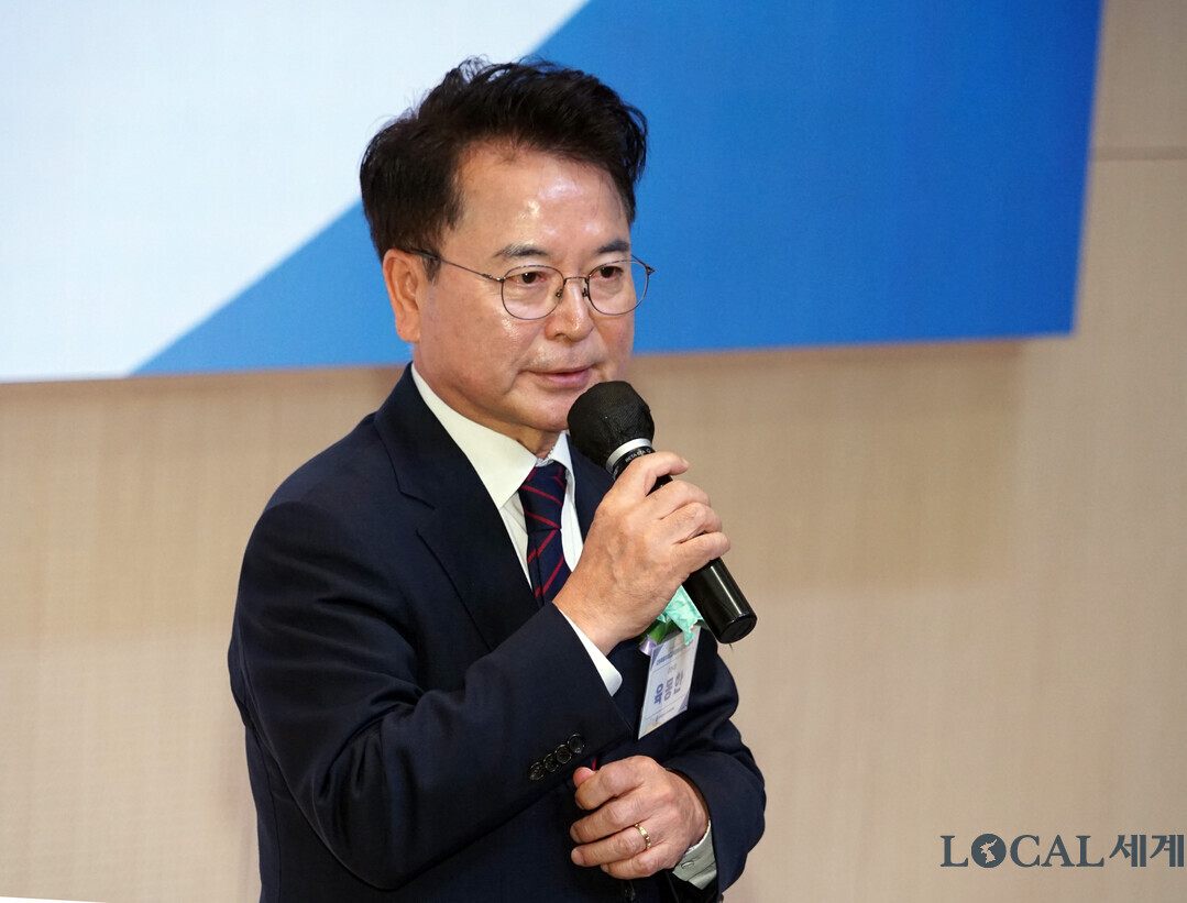 육동한 시장이 26일 강원특별자치도교육청 특수교육원 개원식에서 축사를 하고 있다