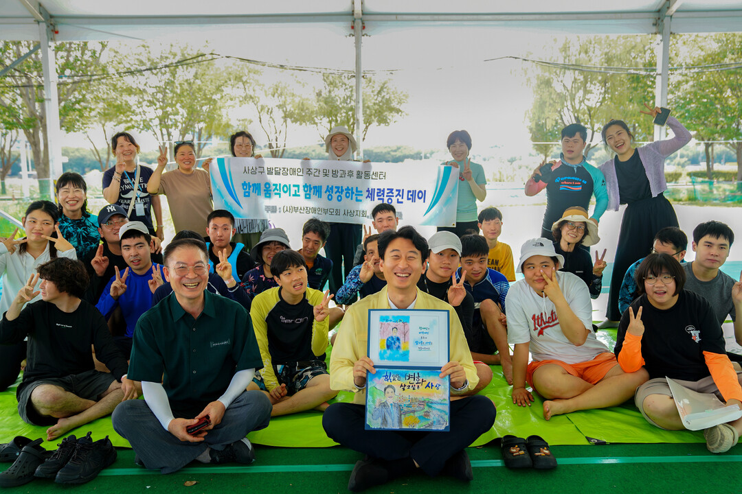 서태경 사상구청장(가운데)는 장애인&middot;가족과 함께한 시원한 물놀이... &lsquo;장애인 패밀리데이&rsquo;를 개최했다. 사상구청 제공