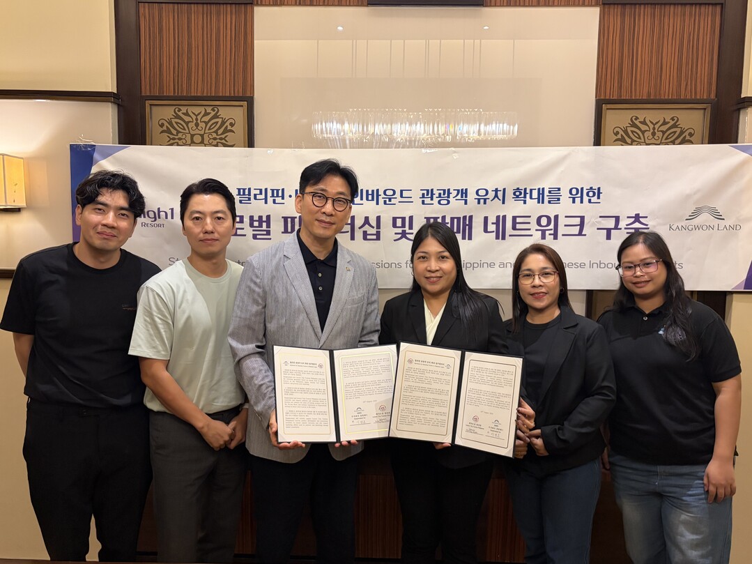강원랜드-레저트립필리핀 간의 마케팅강화 MOU (가운데 이민호 강원랜드 관광마케팅본부장 직무대행, 레저트립 필리핀 대표 크리스틴 나자리노). 