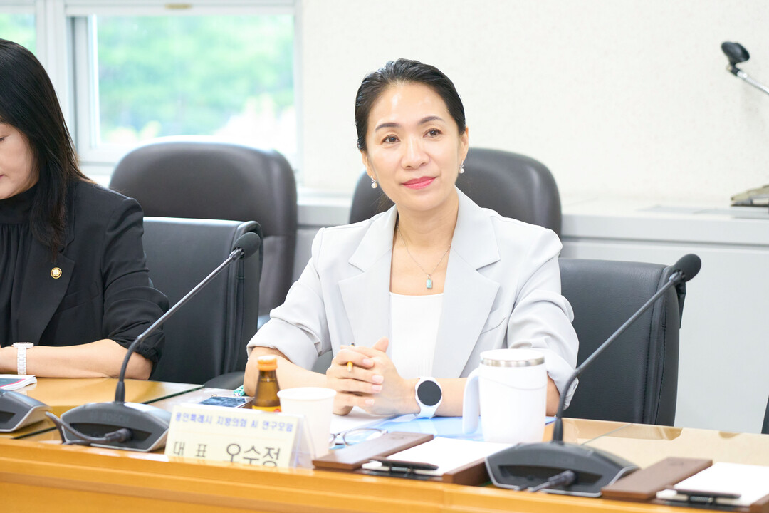 의원연구단체 용인특례시 지방의회 AI 연구모임 오수정 대표가 특강을 듣고 있다.
