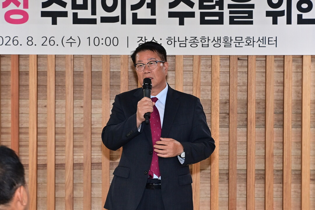 조웅희 의장이 2027년도 예산편성을 위한 하남면 주민설명회에 참석해 인사말을 하고 있다(화천군의회 제공)