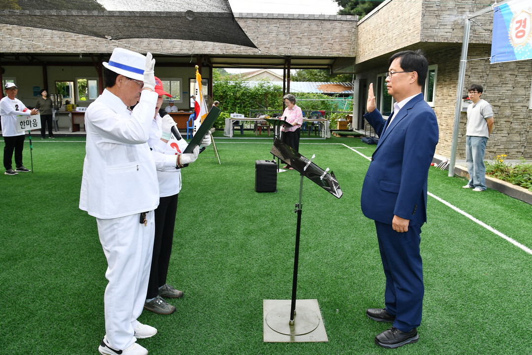 제18회 화천군수기 게이트볼 대회 선수대표가 안중기 부군수에게 선수선서를 하고 있다(화천군청 제공)