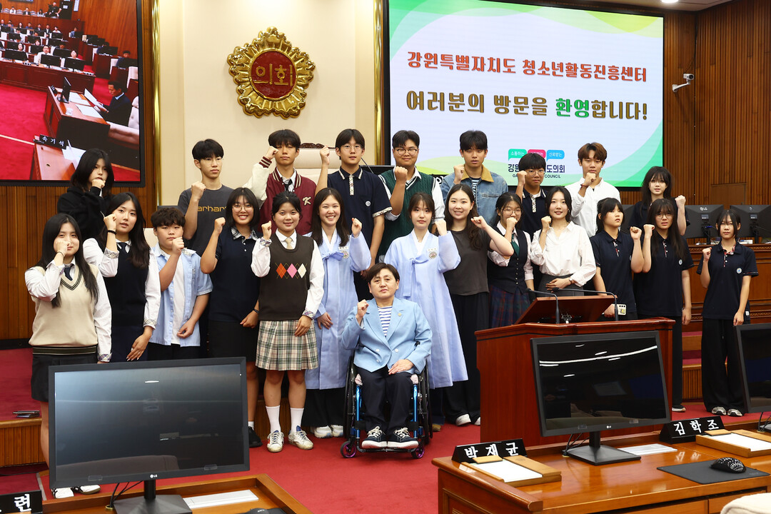 강원특별자치도의회에서 열린 &lsquo;2026년 강원특별자치도 청소년정책 전달식&rsquo;에 참여한 청소년들과 박영림 의원(앞줄 가운데)이 기념촬영을 하고 있다.(강원도의회 제공) 