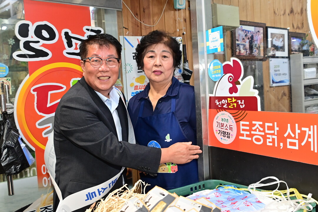 조웅희 의장이 화천전통시장을 찾아 &lsquo;화천군 농어촌기본소득 첫 지급 행사&rsquo;​와 함께 상인들을 격려하고 있다(화천군의회 제공)