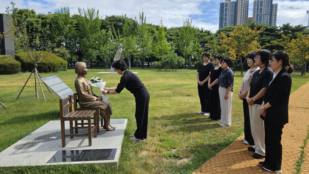 IWPG 강원도 춘천지부가 지난 8월 14일 &lsquo;일본군 위안부 피해자 기림의 날&rsquo;을 맞아 공지천 의암공원에 설치된 소녀상 앞에서 헌화한 뒤 광복절 기념식을 진행하고 있다. 