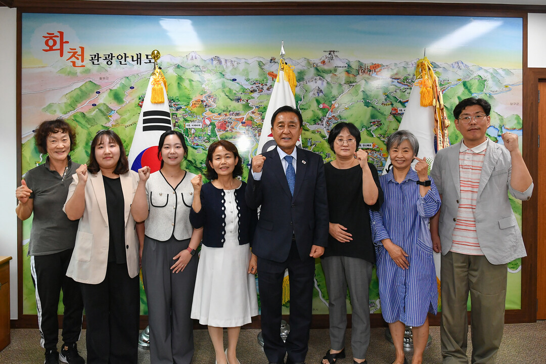 화천군 합창단 단무장 감사패 및 위촉장 전달식이 열린 가운데 김세훈 화천군수와 관계자가 기념촬영을 하고 있다.(화천군청 제공)
