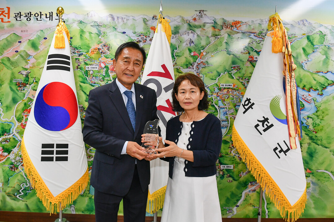 화천군 합창단 단무장 감사패 및 위촉장 수여식이 31일 군청에서 김세훈 군수를 비롯한 단무장들이 참석한 가운데 열렸다(화천군청 제공)