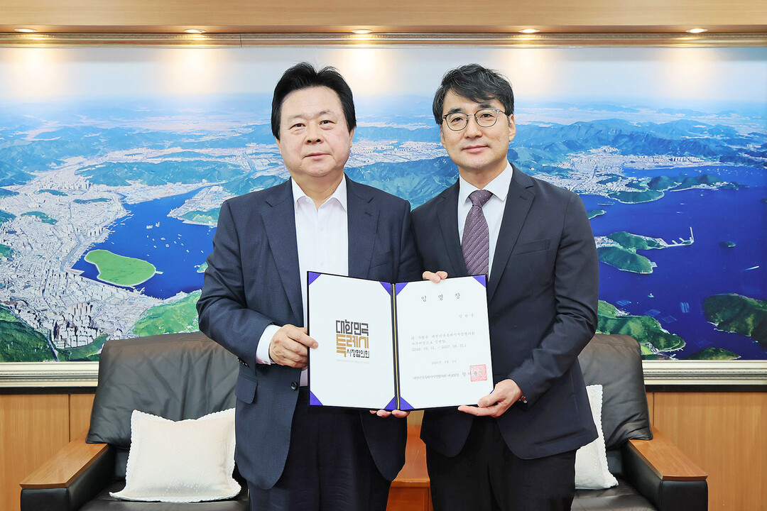 강기윤 대한민국특례시시장협의회 대표회장(왼쪽)이 협의회 사무처장에 강현국(52) 전 국민안전처 장관정책보좌관을 임명 후 기념촬영을 하고 있다. (창원시 제공)