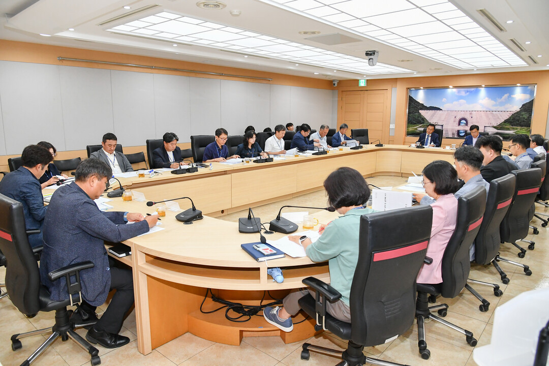 민선 9기 화천군 공약 및 실천계획 보고회가 1일 군청에서 김세훈 군수, 안중기 부군수를 비롯한 실과소장들이 참석한 가운데 열렸다.(화천군청 제공)