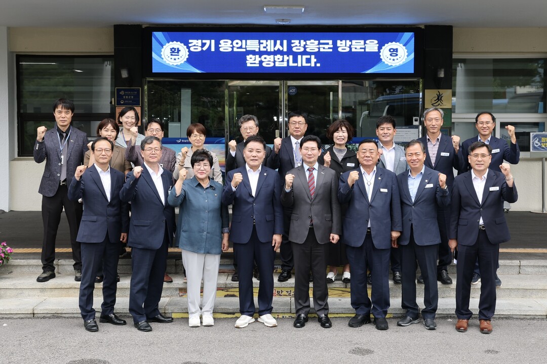  1일 장흥군청에서 이상일 시장과 사순문 군수, 용인특례시와 장흥군 관계자들이 자매결연 후 기념 사진을 찍고 있다.