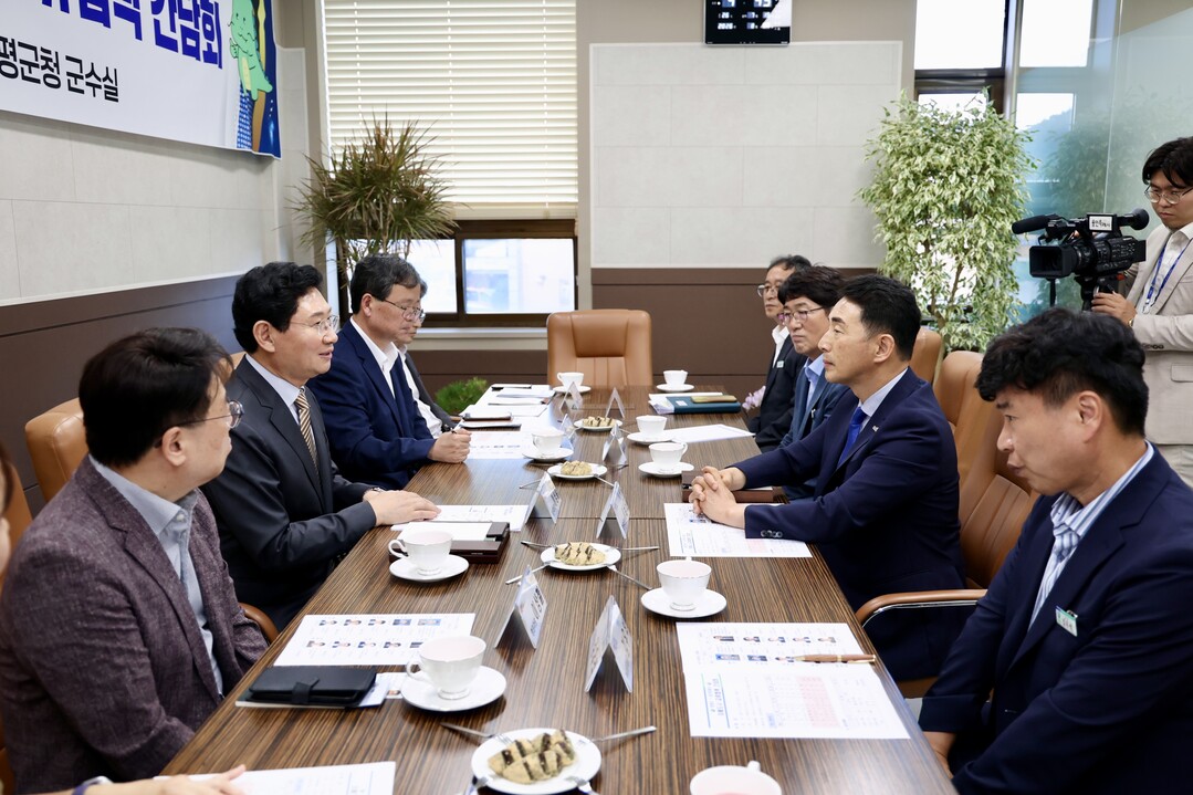 8월 31일 함평군청에서 이상일 시장과 이남오 군수가 간담회를 하고 있다.