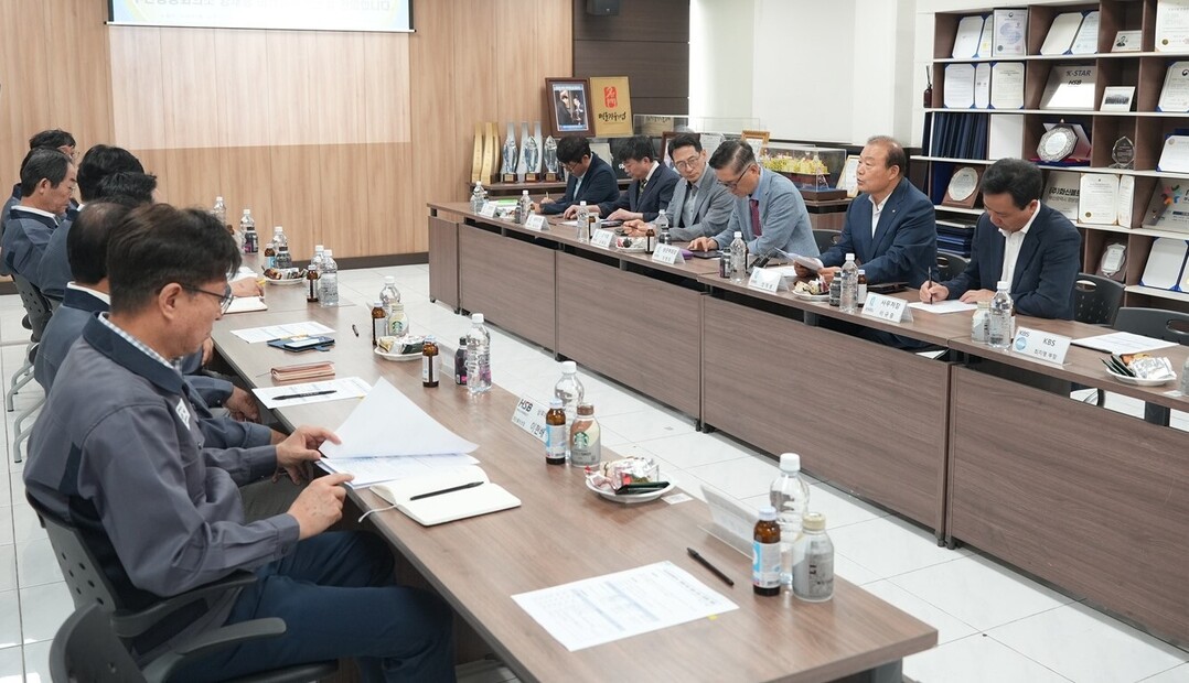 양재생(오른쪽에서 두 번째) 부산상공회의소 회장이 1일 부산 사하구 소재 ㈜화신볼트산업을 방문해 정순원&middot;정태형 대표이사와 CEO 간담회를 하며 사업재편 추진상황과 신산업 진출에 필요한 지원방안을 논의하고 있다. 양 회장은 이 자리에서 