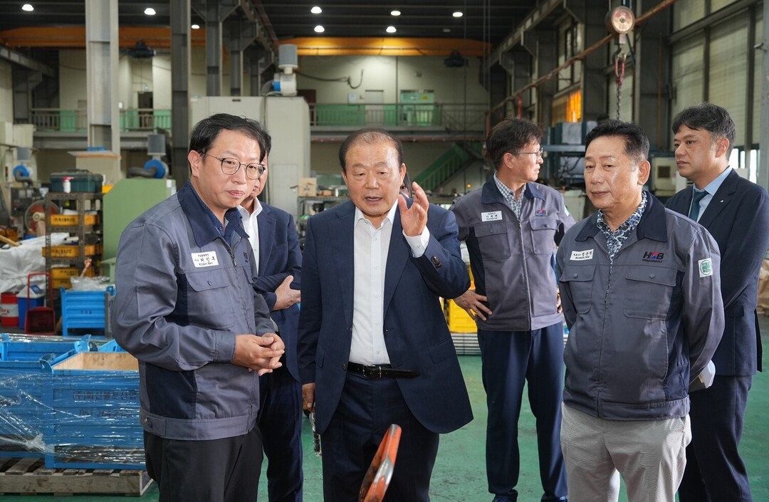 양재생(가운데) 부산상공회의소 회장이 1일 부산 사하구 소재 ㈜화신볼트산업을 방문, 정순원&middot;정태형 대표이사의 안내로 생산공장에 들러 설명을 들은 뒤 견해를 밝히고 있다.  이하 부산상의 제공