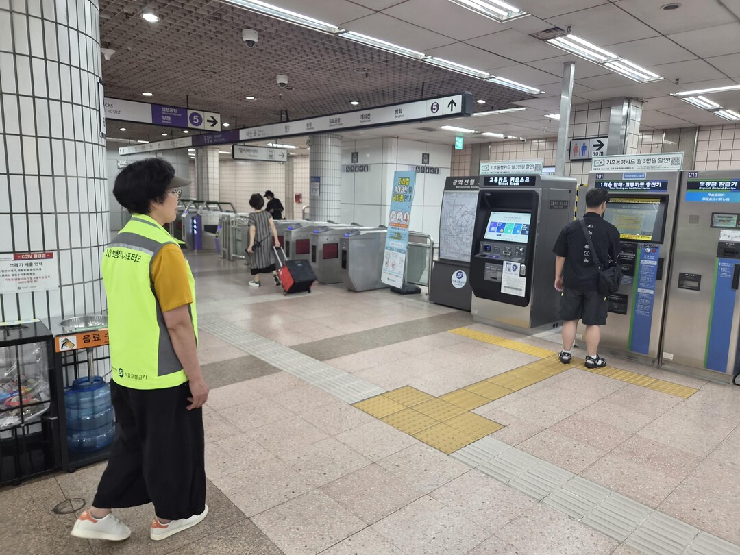  보행약자 서포터즈 활동 사진. 서울교통공사 제공 