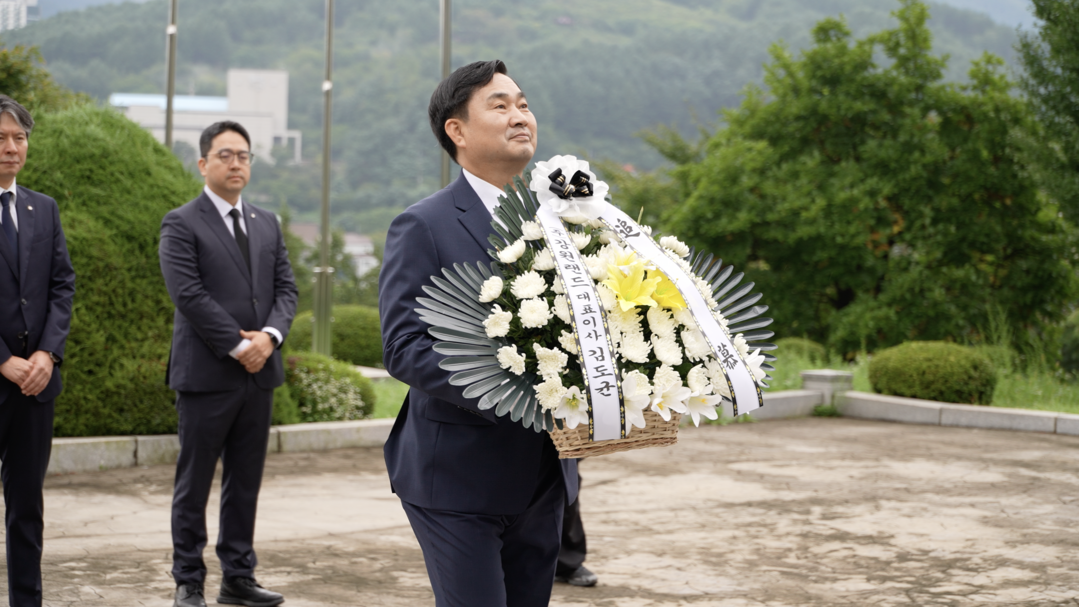 태백 순직산업전사위령탑 참배. 