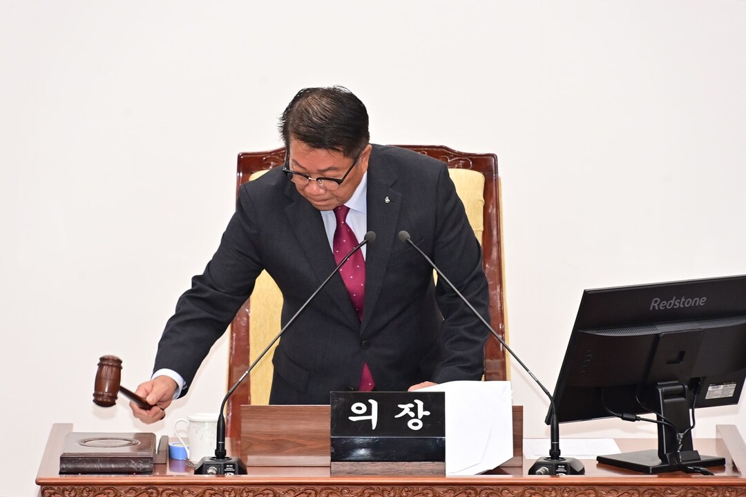 조웅희 의장이 제298회 임시회를 진행하고 있다(화천군의회 제공)