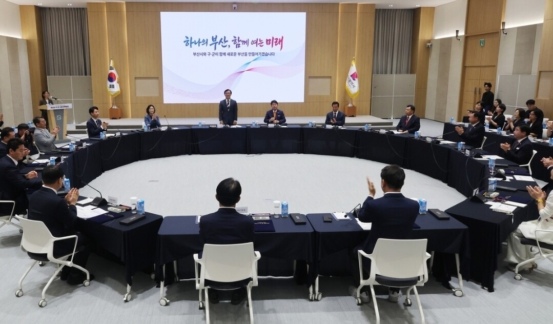 3일 부산시청 회의실에서 전재수 부산시장과 16개 구청장&middot;군수들이 &lsquo;하나의 부산, 함께 여는 부산의 미래&rsquo;란 주제 아래 원탁에서 소통협력회의를 열고 있는 장면. 개회 직후 전재수 시장이 일어서서 인사말을 하고 있다.  부산시 제공 