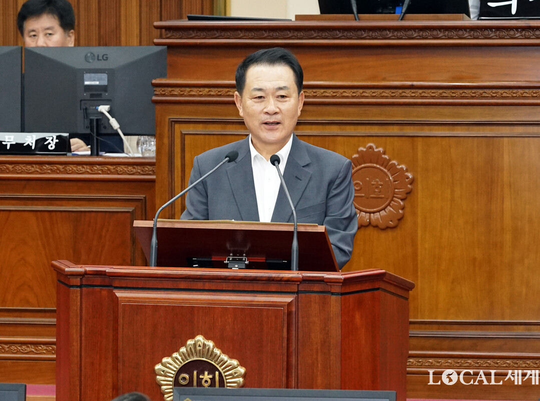 김시성 전 의장이 초청 연설을 하고 있다 