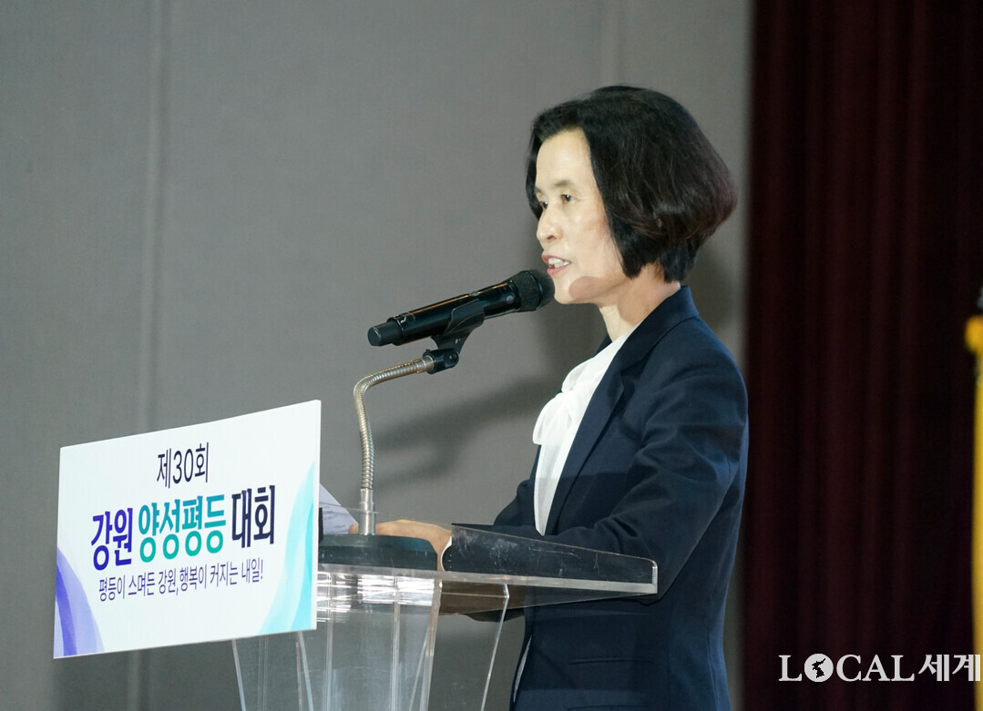 최선녀 여협회장이 제30회 강원양성평등대회에서 기념사를 하고 있다