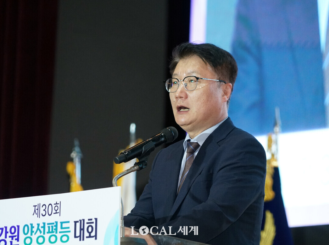 여중엽 행정부지사가 제30회 강원양성평등대회에서 격려사를 하고 있다