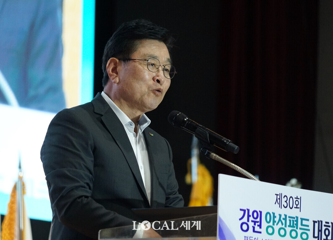 장신상 횡성군수가 제30회 강원양성평등대회에서 환영사를 하고 있다