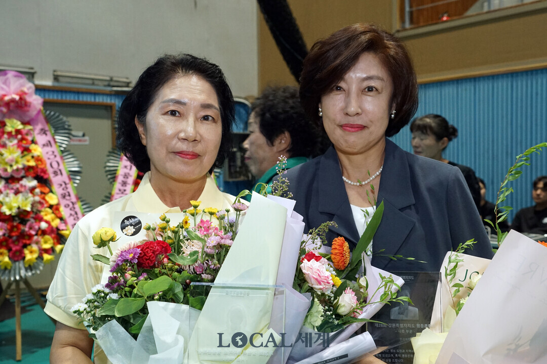  &lsquo;제28회 강원특별자치도 평등문화상&rsquo;을 수상한 박혜정 고성군여성단체협의회 부회장, 배현주 한국폭력예방교육전문강사협회 상임이사(왼쪽부터)