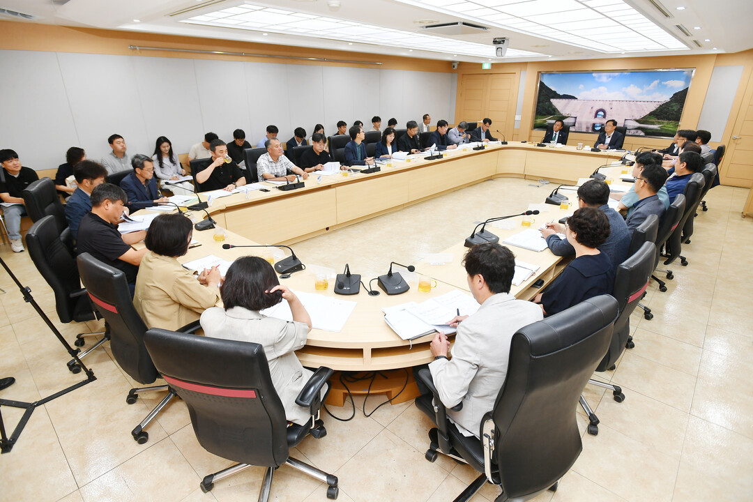 지난 7월, 군청에서 열린 민선 9기 화천군 첫 월간 업무보고에서 김세훈 군수와 각 실과소장들이 현안을 논의하고 있다(화천군청 제공)