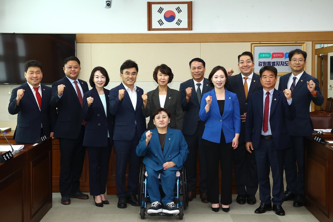 강원특별자치도의회 제12대 전반기 윤리특별위원회가 공식 출범했다.(뒷줄 가운데 김영숙 위원장.강원도의회 제공)