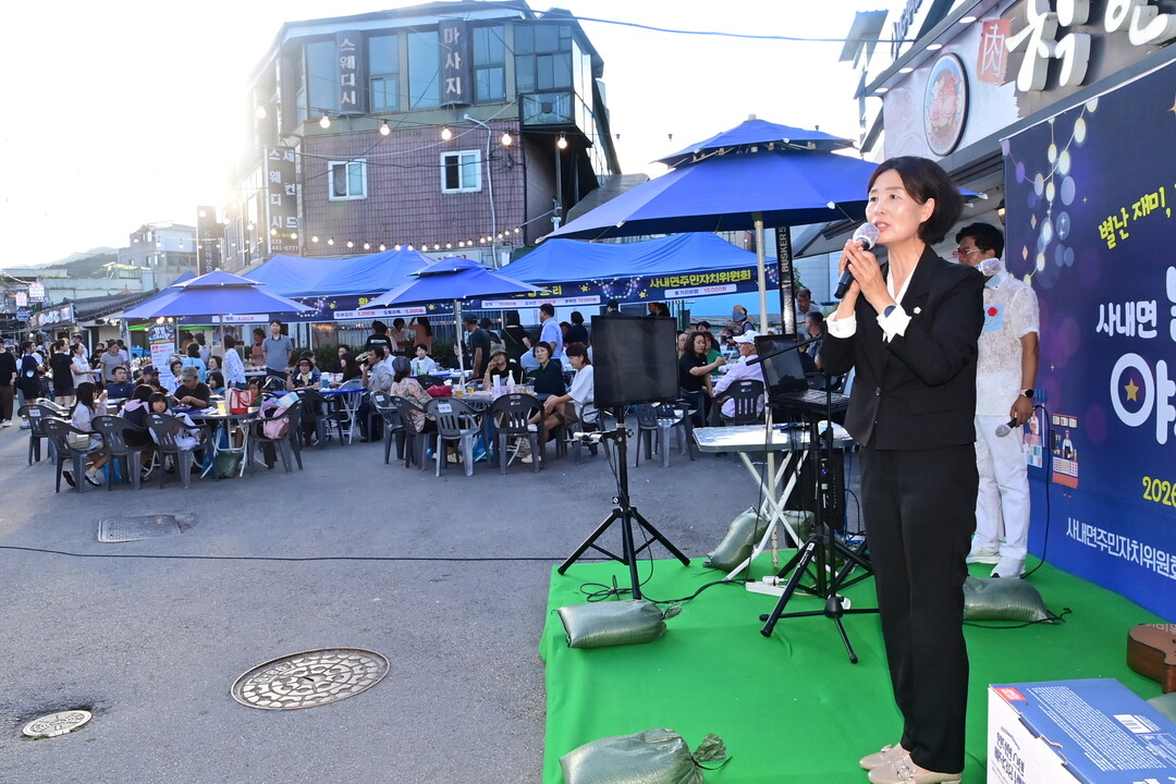 이선희 부의장이 사내면 사창리 &lsquo;별별 야시장&rsquo;에서 주민과 상인들을 격려하고 있다(화천군의회 제공)