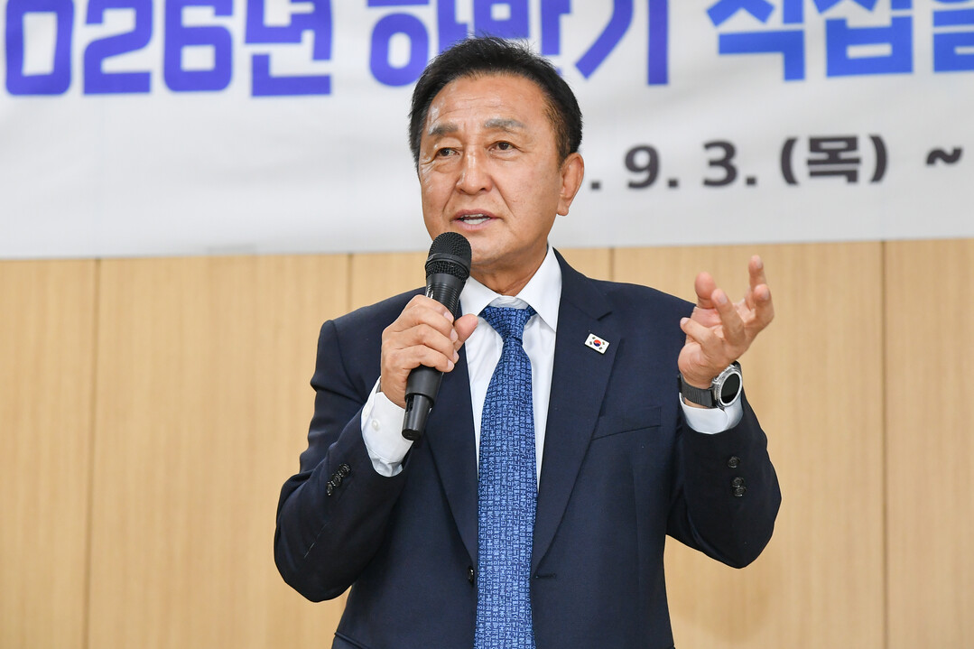 김세훈 군수가 2026년 직접 일자리 사업 참여자 안전보건 교육에서 인사말을 하고 있다(화천군청 제공)