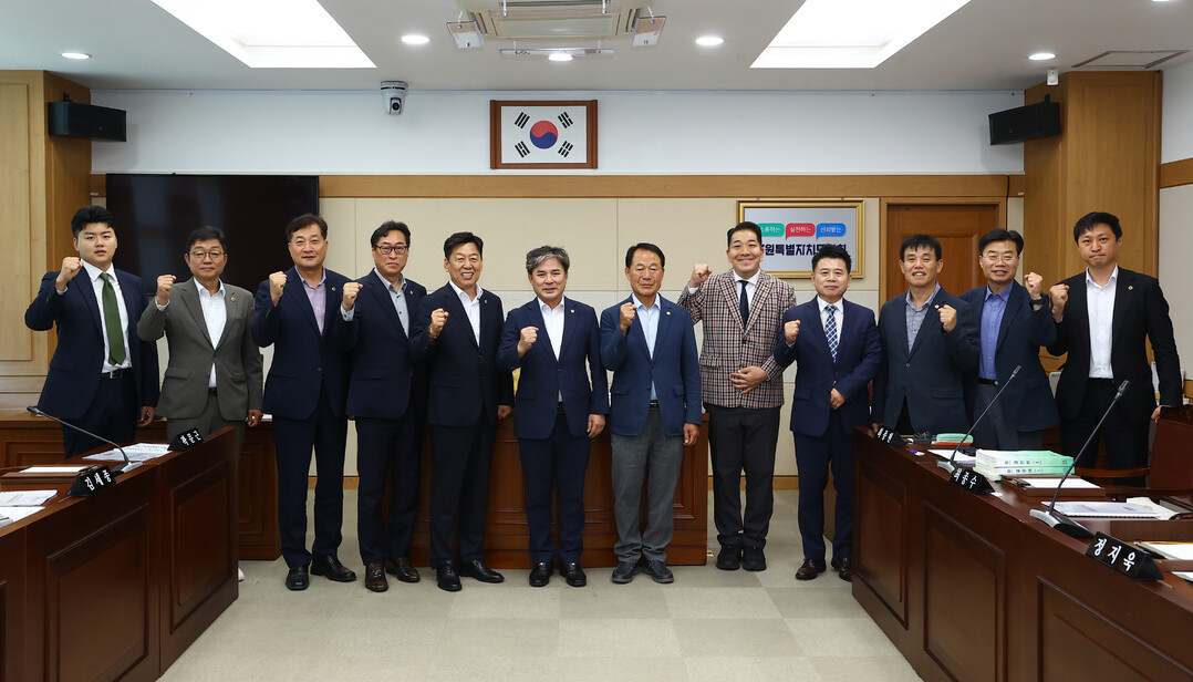 &nbsp;강원관광재단 대표이사 인사청문특별위원회가 4일 제1차 회의 후 곽문근 의원(왼쪽에서 6번째)을 위원장으로 선임했다(강원도의회 제공)