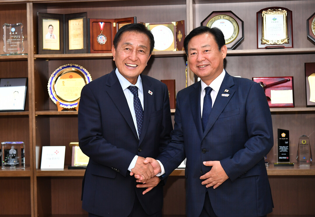 지난 3일 김세훈 화천군수가 신동화 구리시장을 방문해 양 지자체 간 우호 증진 방안을 협의하고 있다(화천군청 제공)